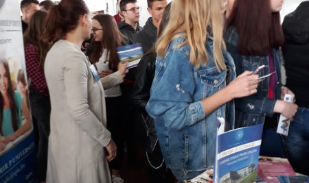 Na Sajmu srednjih škola, fakulteta i zapošljavanja u Tešnju